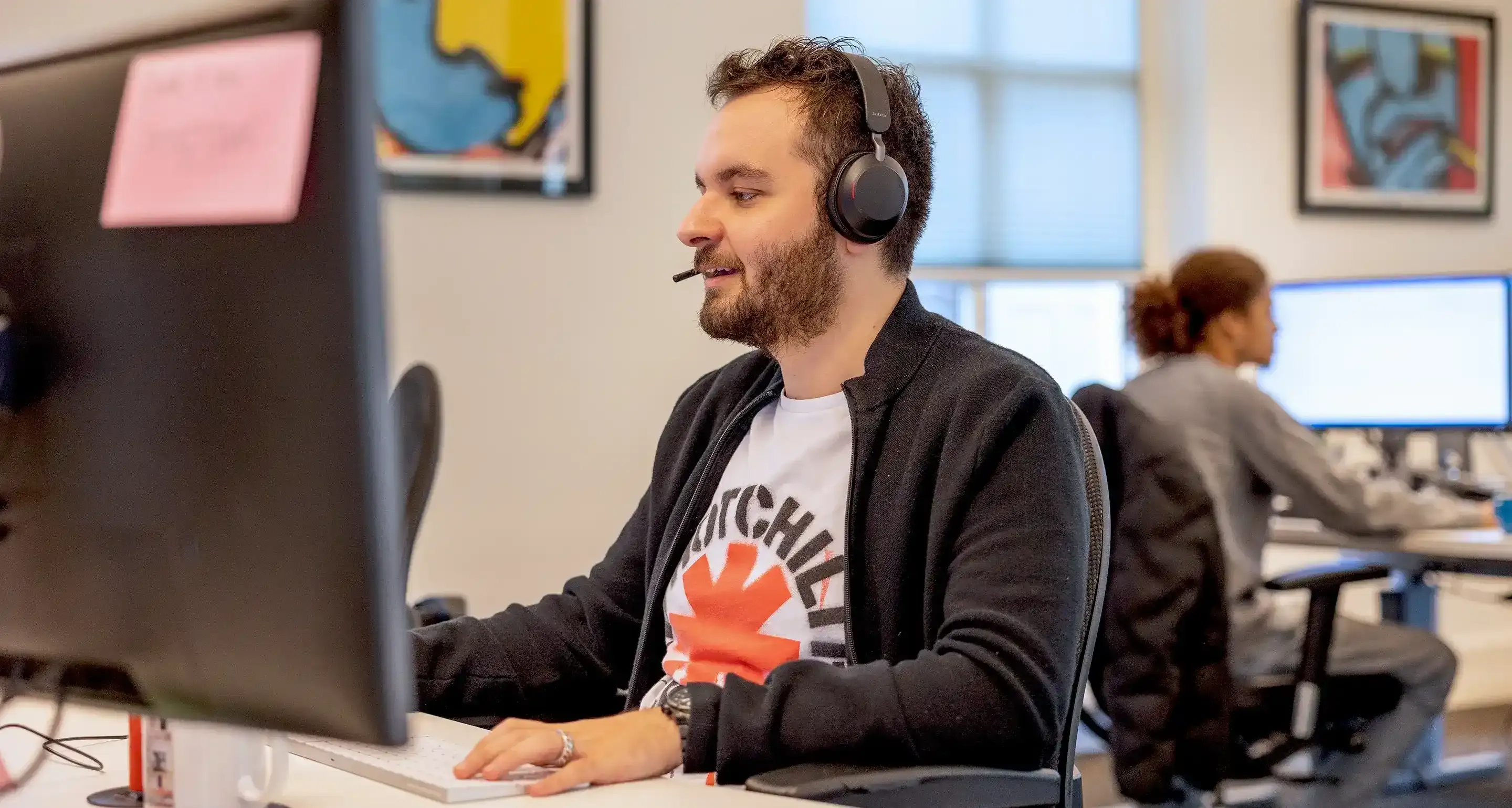 Max achter zijn computerscherm